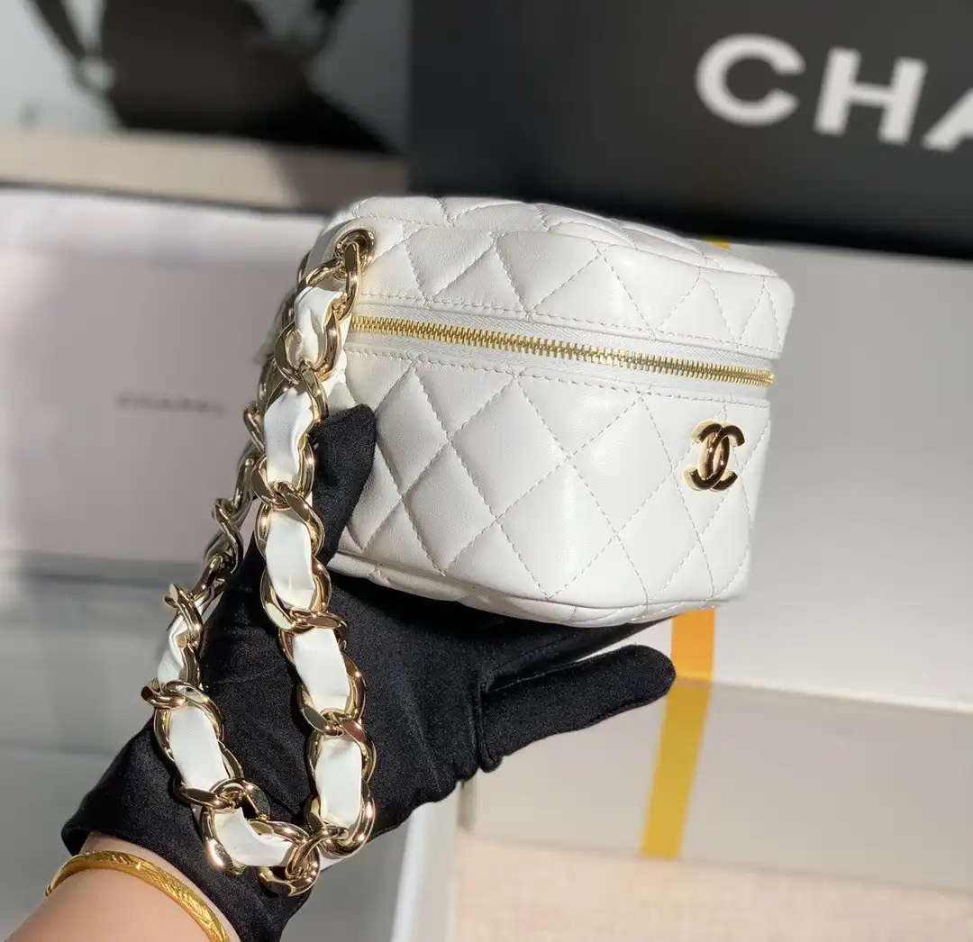 CHANEL CHANELUTCH WITH HANDLE