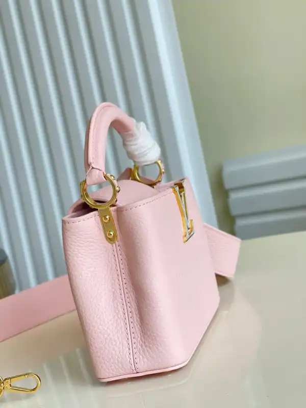 First bag ru LOUIS VUITTON CAPUCINES MINI