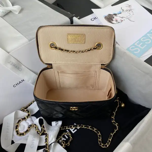 CHANEL CHANELUTCH WITH CHAIN