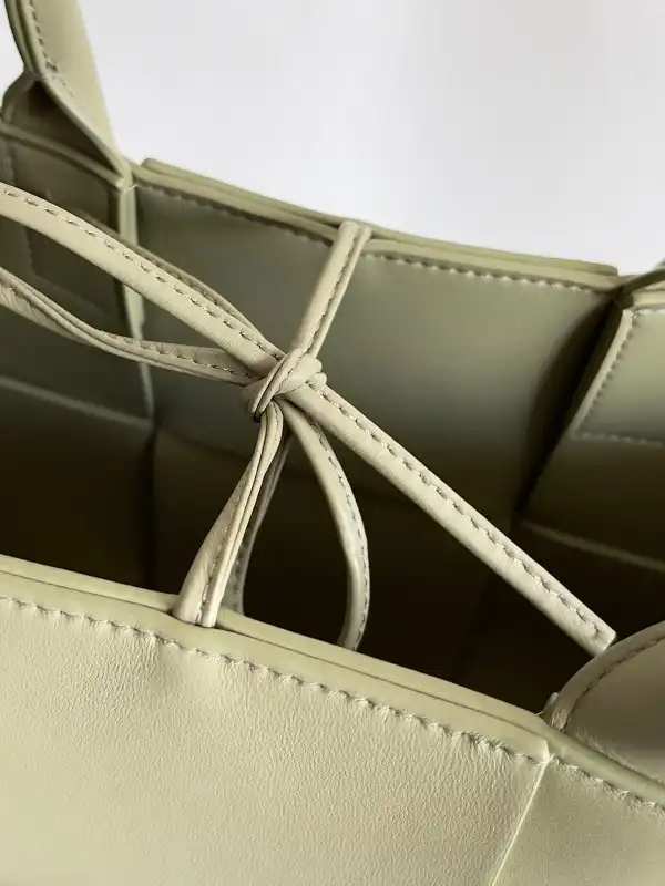 BOTTEGA VENETA Small Arco Tote Bag