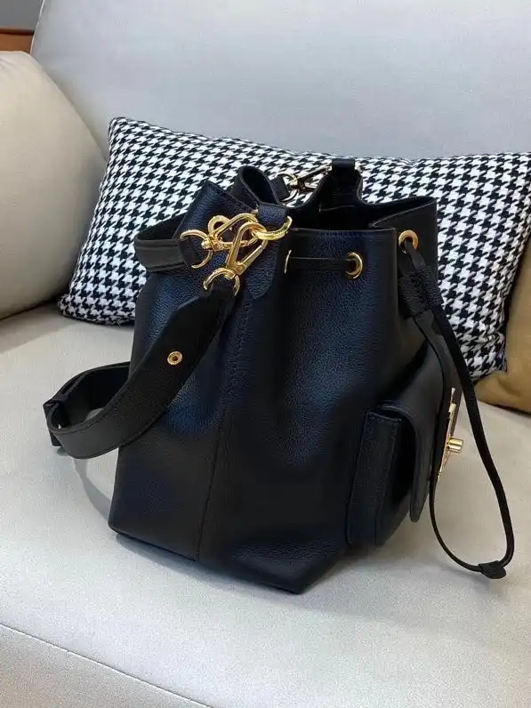 First bag ru LOUIS VUITTON LOCKME BUCKET