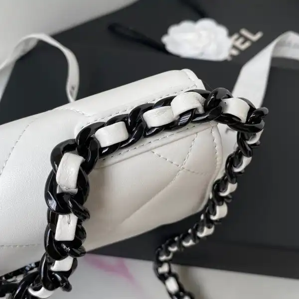 Firstbag Ru CHANEL19 WALLET ON CHAIN