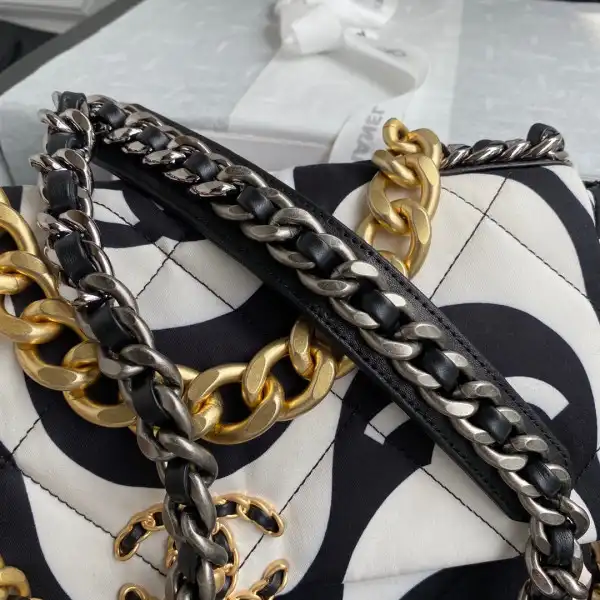 CHANEL 19 FLAP BAG