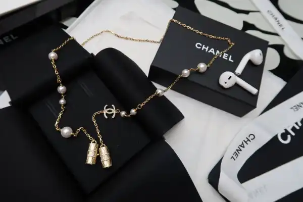 First bag ru CHANEL AIRPODS NECKLACE