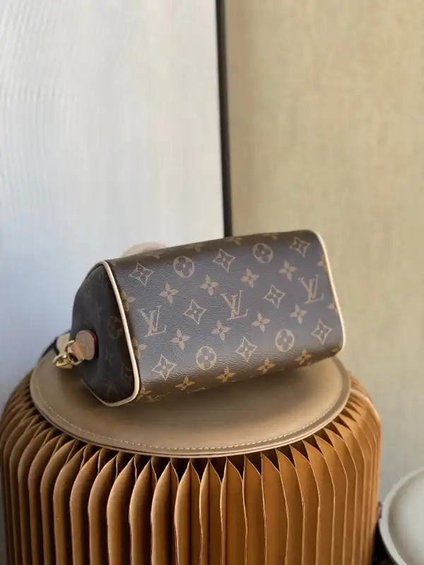 Repladies offers premium fake Louis bags at unbeatable prices. Our products are cheap because we focus on direct sales Louis Vuitton SPEEDY BANDOULIÈRE 20