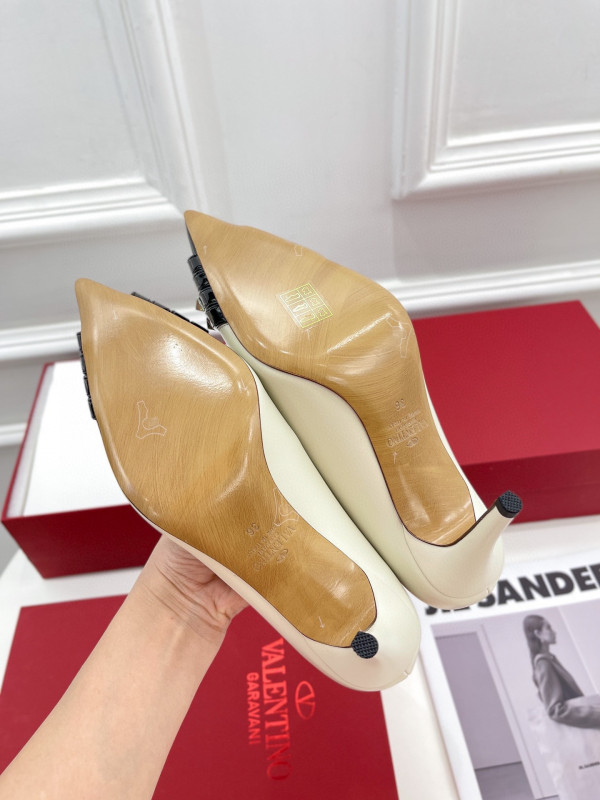 HOT SALE VALENTINO ROCKSTUD ALCOVE KIDSKIN AND PATENT-LEATHER PUMP