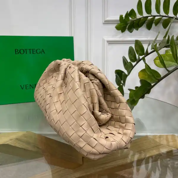 First bag ru BOTTEGA VENETA Pouch