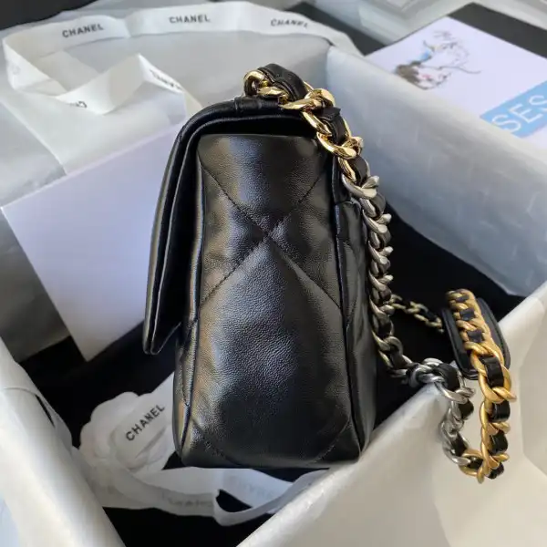 First bag ru CHANEL 19 FLAP BAG