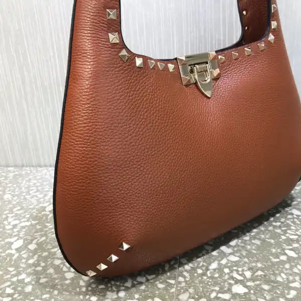 Bagsoffer yupoo VALENTINO SMALL ROCKSTUD GRAINY CALFSKIN HOBO BAG