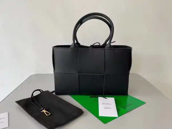 BOTTEGA VENETA ARCO MEDIUM TOTE