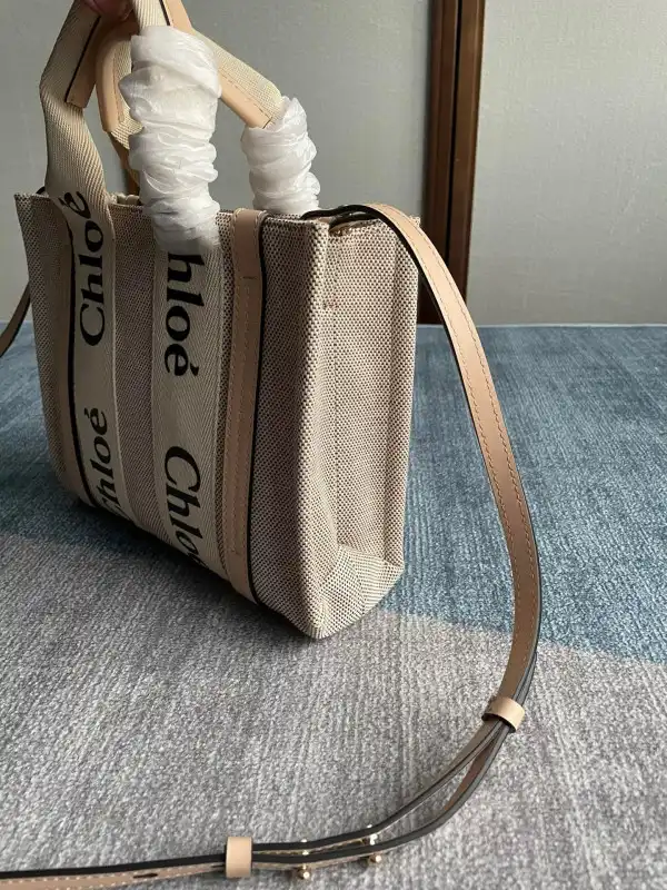 Bagsoffer CHLOÉ SMALL WOODY TOTE BAG WITH STRAP