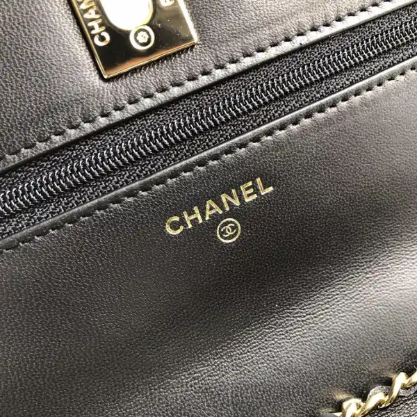 First bag ru CHANEL CHAIN WALLET