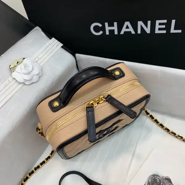 First bag ru CHANEL VANITY CASE