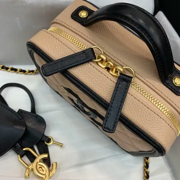 First bag ru CHANEL VANITY CASE