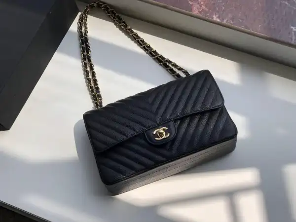 First bag ru CHANEL FLAP BAG CAVIAR 25.5cm