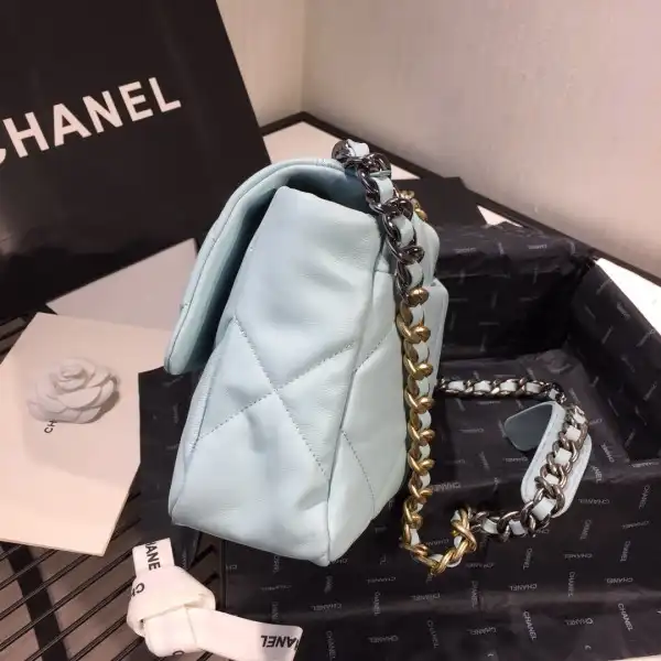 First bag ru CHANEL 19 FLAP BAG