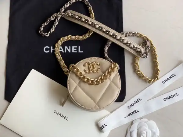 CHANEL 19 CHANELUTCH WITH CHAIN