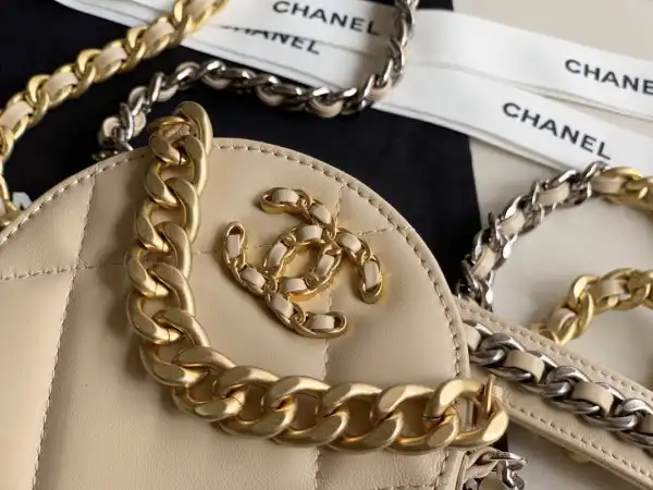 CHANEL 19 CHANELUTCH WITH CHAIN