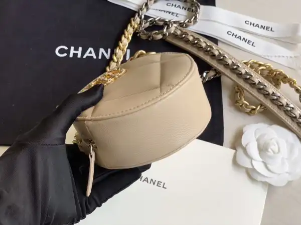 CHANEL 19 CHANELUTCH WITH CHAIN