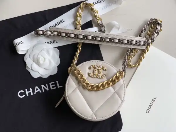 CHANEL 19 CHANELUTCH WITH CHAIN