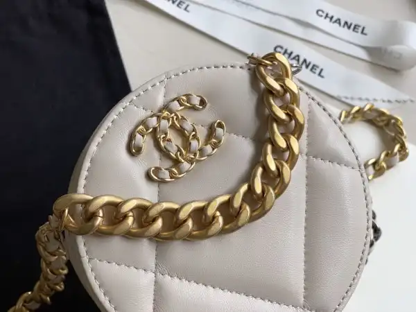 CHANEL 19 CHANELUTCH WITH CHAIN