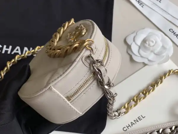 CHANEL 19 CHANELUTCH WITH CHAIN