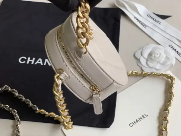 CHANEL 19 CHANELUTCH WITH CHAIN