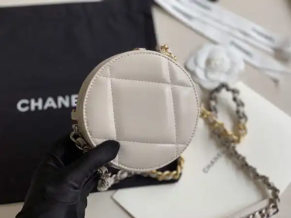 CHANEL 19 CHANELUTCH WITH CHAIN