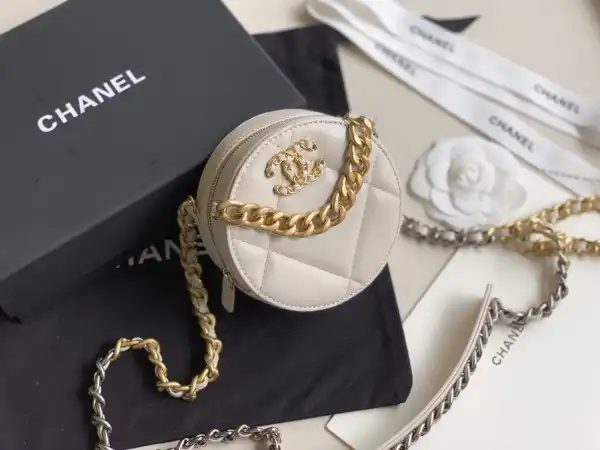 CHANEL 19 CHANELUTCH WITH CHAIN