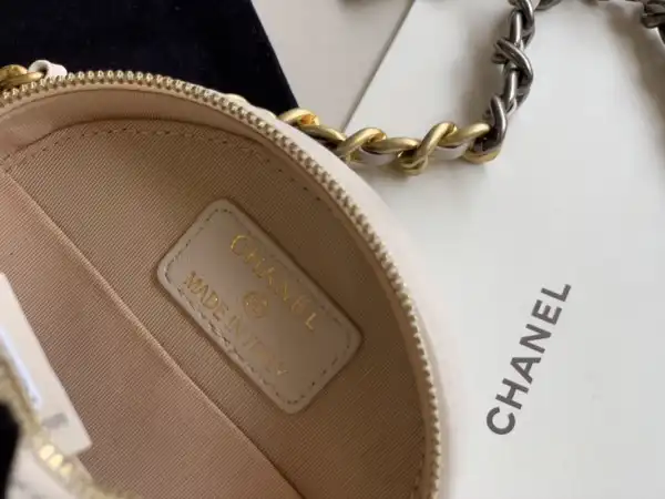 CHANEL 19 CHANELUTCH WITH CHAIN