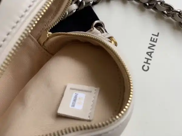 CHANEL 19 CHANELUTCH WITH CHAIN