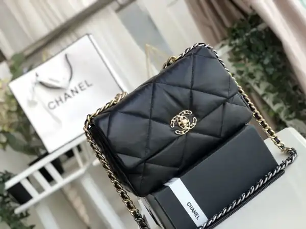 First bag ru CHANEL 19 FLAP BAG