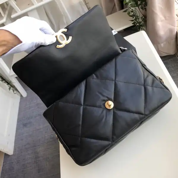 First bag ru CHANEL 19 FLAP BAG