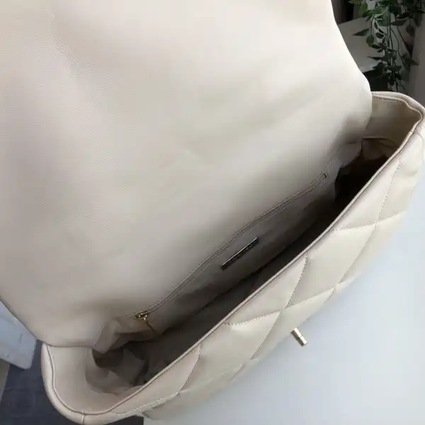 First bag ru CHANEL 19 FLAP BAG