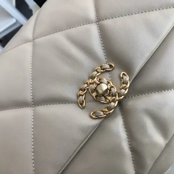 First bag ru CHANEL 19 FLAP BAG