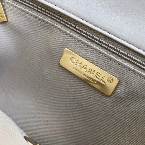 First bag ru CHANEL 19 FLAP BAG