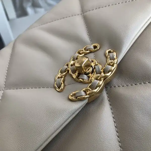 First bag ru CHANEL 19 FLAP BAG