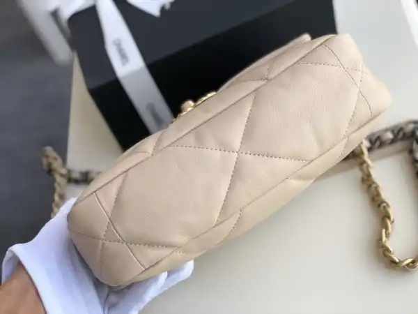 First bag ru CHANEL 19 FLAP BAG