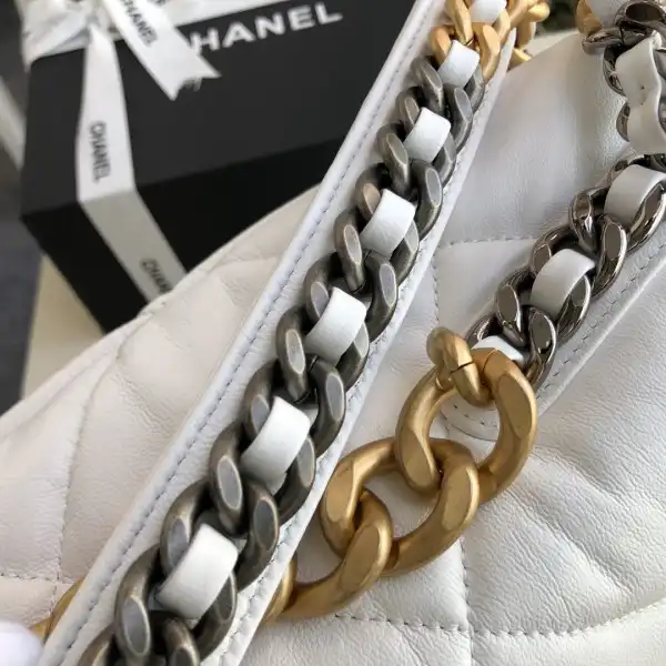 First bag ru CHANEL 19 FLAP BAG