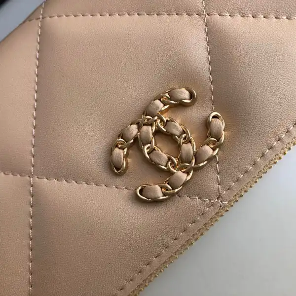 First bag ru CHANEL 19 ZIPPED WALLET