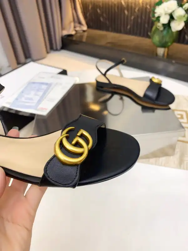 Bagsoffer GUCCI Leather sandal