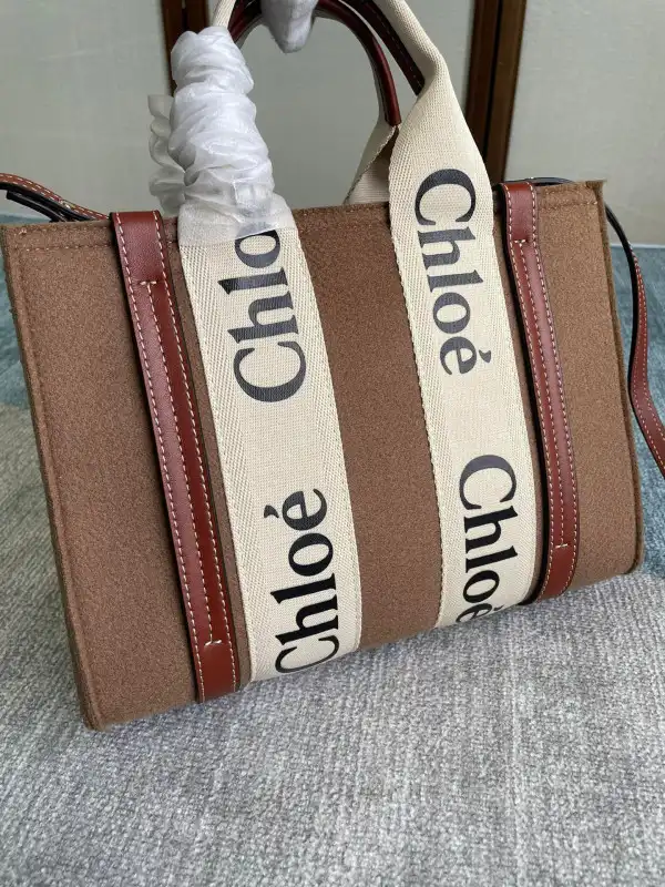 First bag ru CHLOÉ SMALL WOODY TOTE BAG WITH STRAP