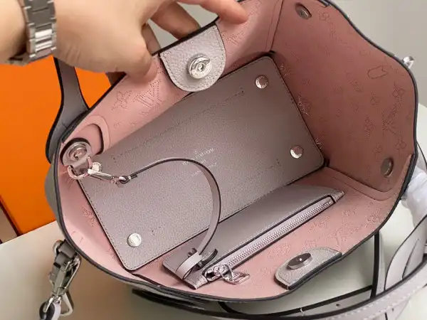 LOUIS VUITTON HINA PM