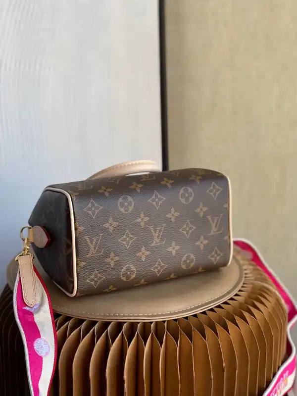 Repladies offers premium fake Louis bags at unbeatable prices. Our products are cheap because we focus on direct sales Louis Vuitton SPEEDY BANDOULIÈRE 20