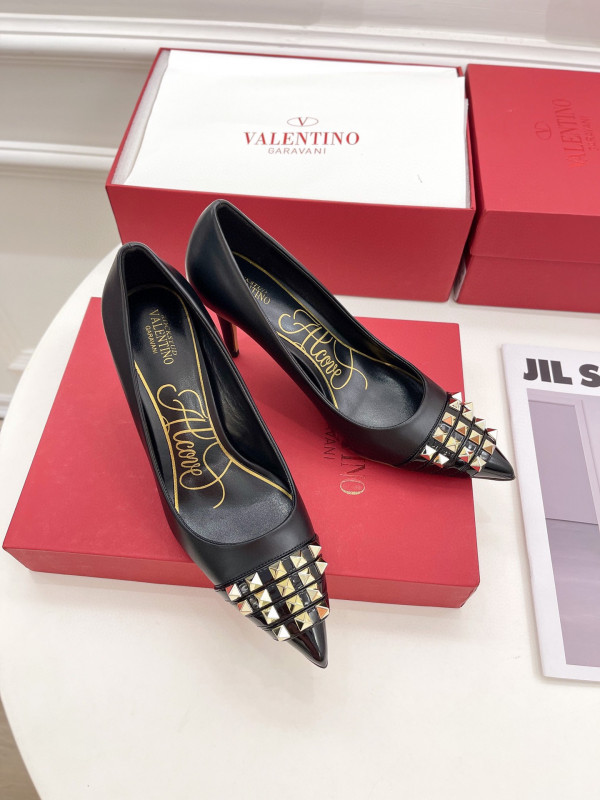 HOT SALE VALENTINO ROCKSTUD ALCOVE KIDSKIN AND PATENT-LEATHER PUMP