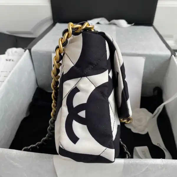 First bag ru CHANEL 19 FLAP BAG