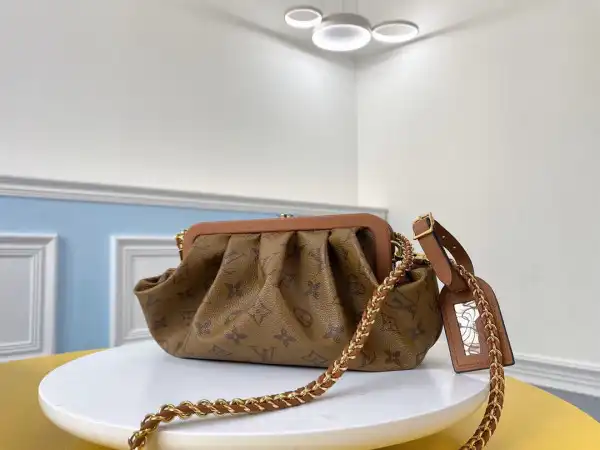 First bag ru LOUIS VUITTON BOURSICOT EW