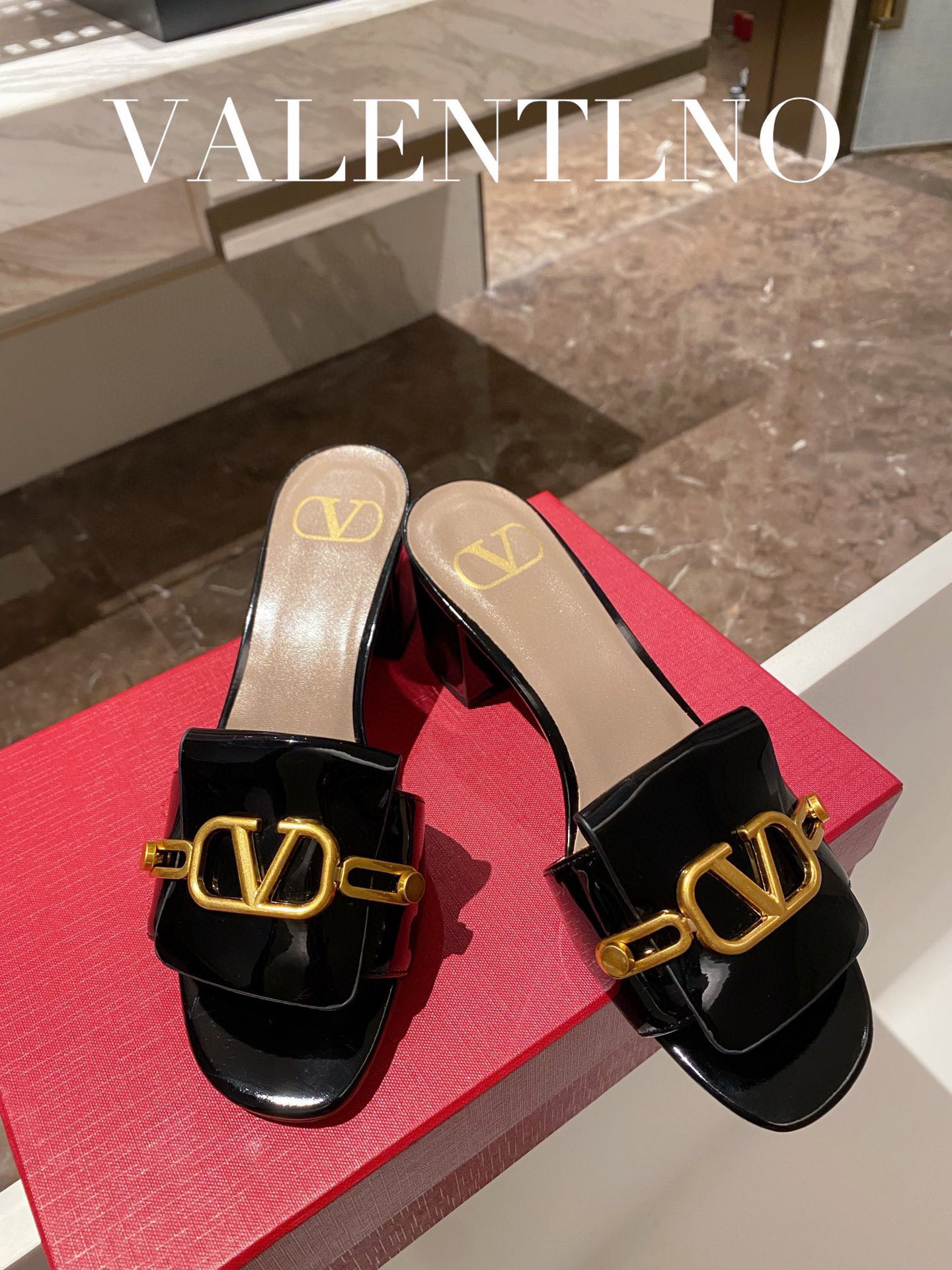 HOT SALE VALENTINO VLOGO SIGNATURE SLIDE SANDAL