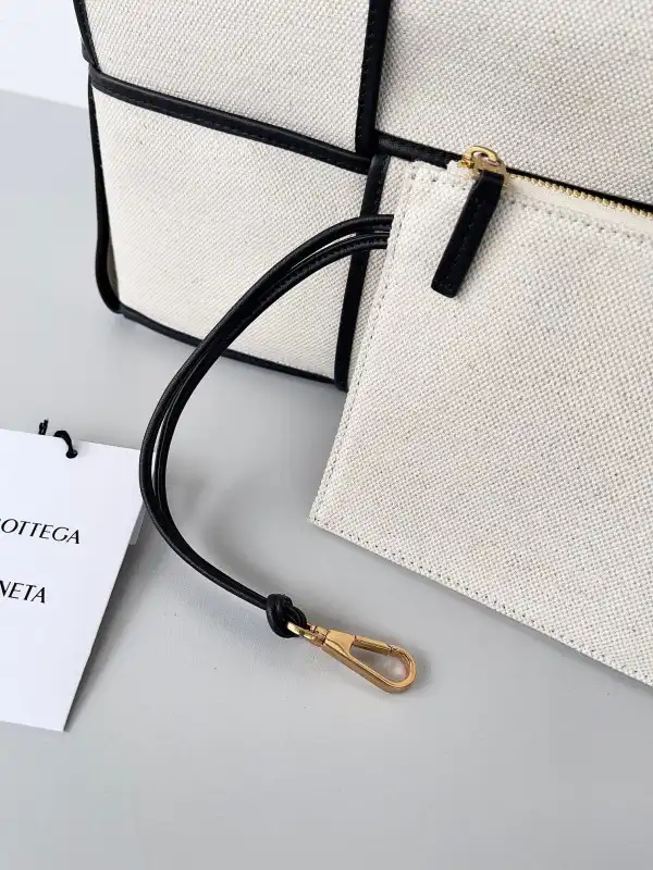 BOTTEGA VENETA ARCO LARGE TOTE