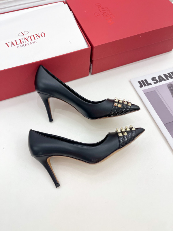 HOT SALE VALENTINO ROCKSTUD ALCOVE KIDSKIN AND PATENT-LEATHER PUMP